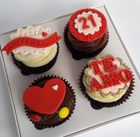 Cupcakes Amor, Ideas Aniversario, Cupcakes Fondant, Foodie Pics, Valentines Baking, Fondant Cookies, Valentine Anniversary, Fondant Cupcakes, Fancy Blouse Designs