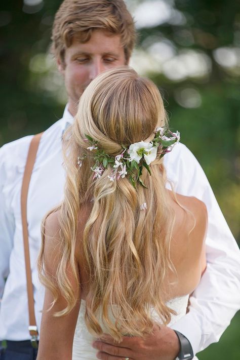 Summer Wedding Hair with loose waves and wild flowers Boho Wedding Bouquet, Bridal Makeup Wedding, Vermont Wedding, Bridal Wedding Hair, Have Inspiration, Bridal Hair Flowers, Wedding Hair Inspiration, Wedding Hair Flowers, Wedding Hair Down