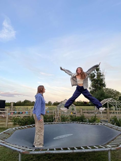 Jump Park Outfit, Trampoline Poses, Trampolining Aesthetic, Trampoline Park Outfit Ideas, Trampoline Photos, Trampoline Pictures, Trampoline Park Aesthetic, Bunker Aesthetic, Trampoline Photoshoot