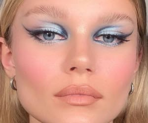 Blue Eyeshadow, Blue Makeup, Makeup Looks, A Woman, Makeup, Hair, Silver, Blue, Make Up Looks