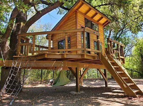 Kids Tree House, Tree House Playground, Backyard Treehouse, Outdoor Forts, Luxury Tree Houses, Kids Tree, Tree House Plans, Tree Fort, Tree House Diy