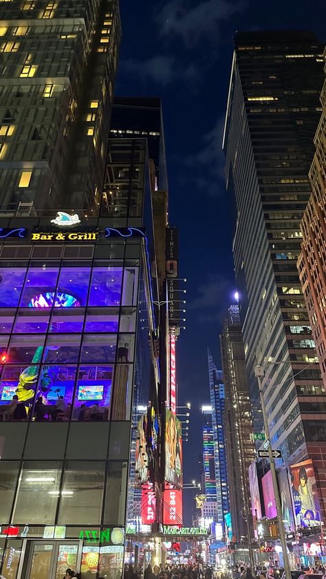 #nyc #timesquare #travel #pinterest #usa #aesthetic Usa Aesthetic, New York Times Square, New York City Night, New York Wallpaper, Nyc Baby, Nyc Aesthetic, New York Photos, Nyc Life, New York Life