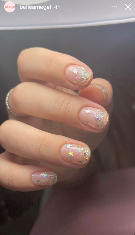 Natural nails with nude gel and ombré star glitter. Nail Designs For Short Nails Glitter, Glitter Nails Manicure, Short Clear Sparkle Nails, Short Nails Art Glitter, Natural And Glitter Nails, Natural Gel Manicure Design, Chunky Glitter Gel Nails, Nail Design On Clear Nails, Glitter Nails Natural Nail