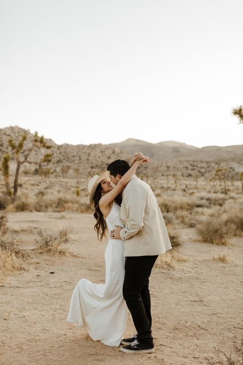 Desert Engagement Shoot, Joshua Tree Engagement Photos, Couple Elopement, Engagement Pictures Beach, Desert Engagement Photos, Joshua Tree Engagement, Couples Photoshoot Outfits, Elopement Photo Ideas, Joshua Tree Elopement