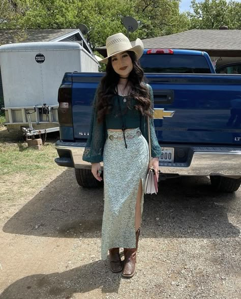 Two Piece Western Outfit, Lady Western Outfits, Vaquera Outfits With Skirts, Vaquera Wedding Outfit, Outfits For Horse Races For Women, Modest Vaquera Outfits, Vaquera Outfit Skirt, Rancho Outfits For Women, Western Dress Outfits Women