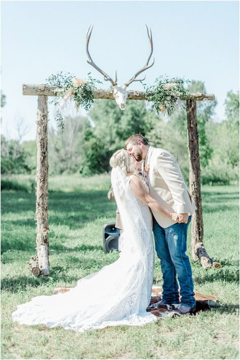 Country Wedding Arch Ideas, Antlers Wedding Decor, Deer Themed Wedding, Western Wedding Arch Rustic, Antler Alter Wedding, Deer Wedding Decorations, Deer Theme Wedding, Deer Antler Wedding Arch, Antler Wedding Arch