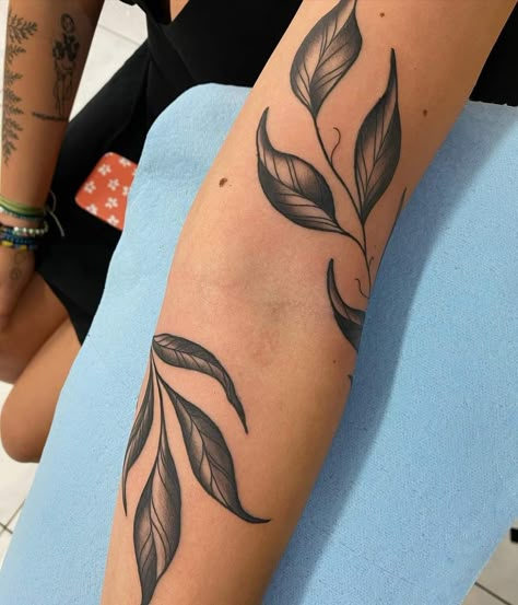 Wrap Around Leaves Tattoo, Tattoo Bein Frau, Blatt Tattoos, Arm Wrap Tattoo, Leaves Tattoo, Wrap Around Tattoo, Wrap Tattoo, Tattoo Shading, Branch Tattoo