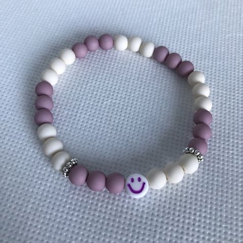 Kit parfait pour dire merci à sa maitresse, atsem, nounou,...bracelet facilement réalisable par un enfant accompagné d'un adulte.kit composé :- d'un nécessaire pour faire un bracelet élastique : 30 perles acryliques + 2 perles en métal + 1 perle smiley + 1 fil élastique- une notice pour créer le bracelet- une petite carte à planter "pour dire merci"- une boite cadeaudisponible dans plusieurs couleurs Bracelet Ideas, Live Lokai Bracelet, Beaded Necklace, Bracelet, Beads