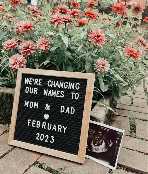 Cool Baby Announcement Ideas, Anouncment Ideas Pregnancy, Pregnancy Announcement First Baby, Baby Reveal To Parents, First Baby Pregnancy Announcement, Photoshoot Pregnancy Announcement, Letter Board Baby Announcement, When To Announce Pregnancy, Unique Pregnancy Announcement To Parents