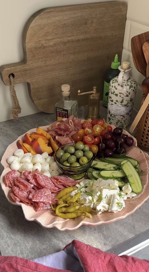 Bday Party Appetizers, Chip N Dip Platter, Food Hosting Ideas, Summer Platter Ideas, Housewarming Table Set Up, Aesthetic Mediterranean Food, Hummus Veggie Platter, Dinner Party Inspo Aesthetic, Elegant Party Snacks