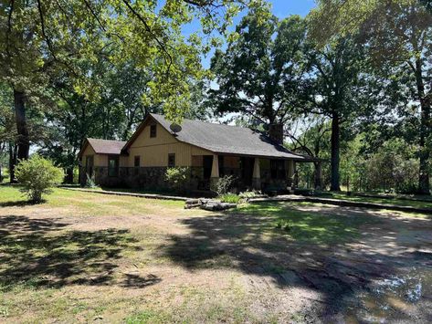 1950 Country Home For Sale W/Mobile Home on 4.7 Acres Tennessee $230,000 - Country Life Dreams Tennessee Homes For Sale, Tennessee Homes, Life Dreams, Moving Checklist, Country Home, Mobile Home, House Inspo, Property Listing, Country Life