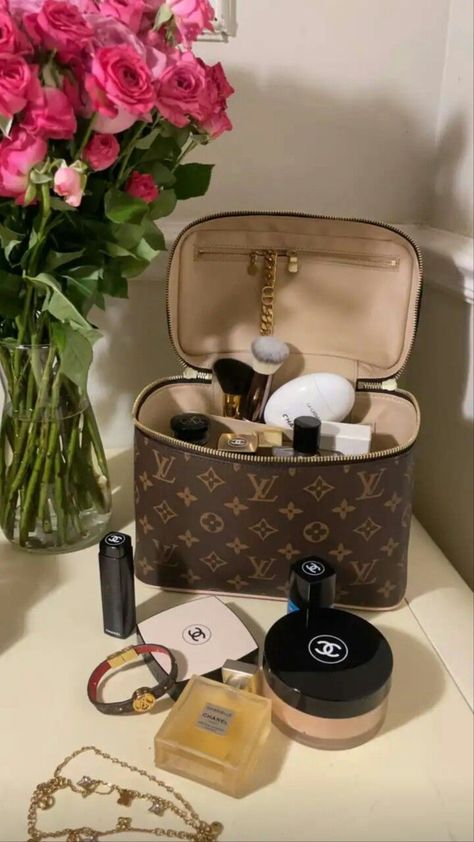 Louis Vuitton Makeup Bag, Collection Makeup, Rich Girl Aesthetic, Rich Girl Lifestyle, Luxe Life, Girls Collection, Classy Aesthetic, Luxury Makeup, Fly Girl