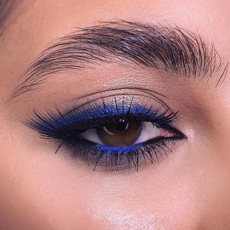 blue liner makeup Make Up Designs, Mekap Mata, Drawing Eye, July Ideas, Eye Makeup Pictures, Smink Inspiration, Beauty Make-up, Eye Makeup Designs, Makijaż Smokey Eye