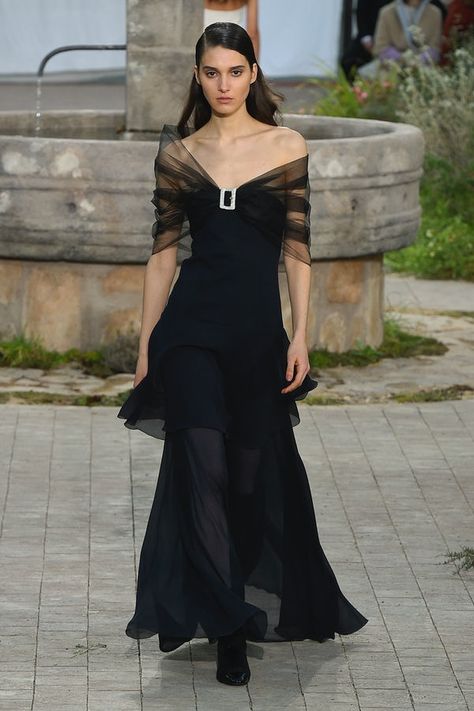 Chanel | Haute Couture Spring 2020 | Look 19 Chanel Black Dress, Chanel Gown, Haute Couture Style, Chanel Dress, Chanel Couture, Chanel Haute Couture, Couture Mode, Mode Inspo, Fashion 2020