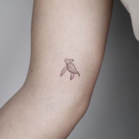 Small Sea Turtle Tattoo Realistic, Fine Line Ocean Animal Tattoos, Minimal Turtle Tattoo, Sea Turtle Fine Line Tattoo, Bali Inspired Tattoo, Fineline Turtle Tattoo, Turtle Tattoo Fine Line, Simple Sea Turtle Tattoo, Fine Line Turtle