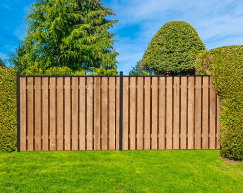 Traditional - Gallery - Slipfence Black Metal Fence, Traditional Fence, Installation Ideas, Wood Privacy Fence, Fence Styles, Privacy Fences, Aluminum Fence, Metal Fence, Privacy Fence