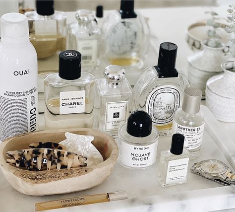 Perfume In Bathroom, Perfume Tray Aesthetic, Byredo Aesthetic, Organised Bathroom, Beauty Shelf, Beauty Display, Perfume Business, Diptyque Perfume, Cosy Aesthetic