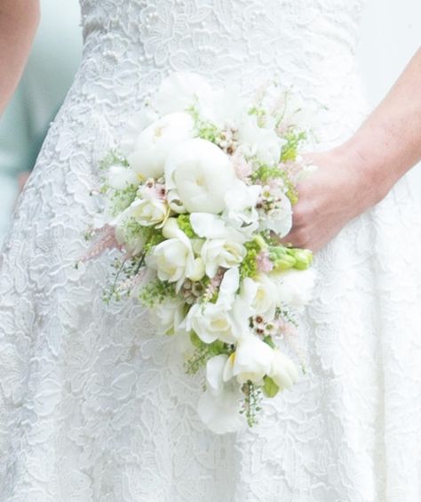 Pippa Middleton Matthews holds a bouquet of lilies, peonies and sweet peas from the same florist as her sister The Duchess of Cambridge. Small Cascade Bouquet, Pipa Middleton Wedding, Forest Wedding Flowers, Wedding White Flowers, June Wedding Flowers, Pipa Middleton, Pippas Wedding, Amnesia Rose, Pippa Middleton Wedding