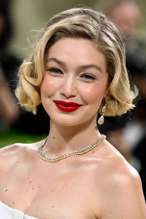 The 2024 Met Gala Gigi Hadid best beauty looks Gigi Hadid Hair, Gigi Hadid Beauty, Old Hollywood Aesthetic, Hollywood Aesthetic, Metallic Eyes, Barrel Curls, Twist Bun, Alexander Mcqueen Dresses, Embellished Clothing