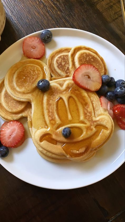 Mickey Mouse Breakfast Ideas, Mickey Mouse Waffles, Pancake Pictures, Craving Food, Makanan Diet, Food Babe, Delicacy Food, Food Therapy, Yummy Comfort Food