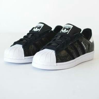 Black Adidas Superstar, Adidas Superstar Black And White, Black Superstars, Adidas Superstar Black, Adidas Originals Jacket, Nike Shoes Blue, Black Superstar, Adidas Star, Biker Wear