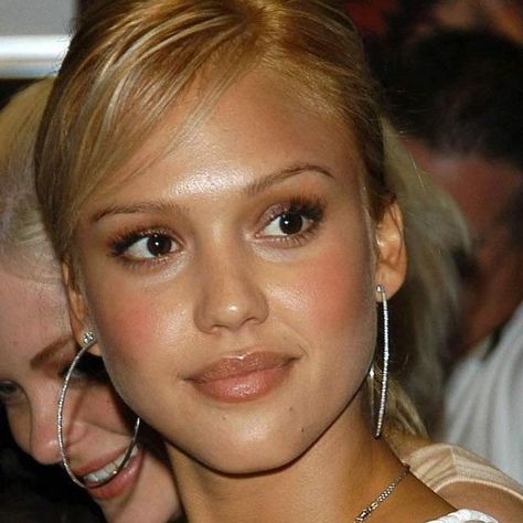 jessicaalba_goddess on Instagram 2000s Natural Makeup, Jessica Alba 2000s Makeup, 90s Summer Makeup, Jessica Alba Nose, Goddess Beauty, Goddess Makeup Look, Jessica Alba Makeup, Jessica Alba 2000s, 2000’s Makeup