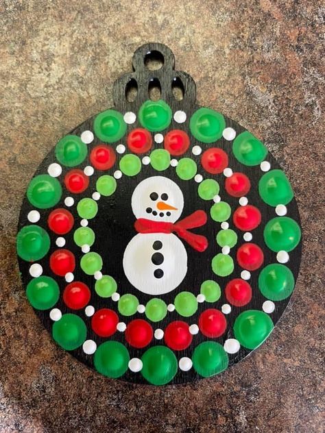 Snowman Dot Art, Christmas Dot Painting Ideas, Dotted Christmas Ornaments, Dot Painting Christmas, Christmas Dot Painting, Christmas Dot Art, Mandala Ornaments, Mandala Christmas, Polka Dot Art