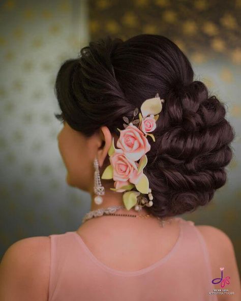 Stunning Bridal Bun Hairstyles For Reception - K4 Fashion Trendy Bun, Reception Hairstyles, Vestido Charro, Intricate Braids, Bridal Hairstyle Indian Wedding, Hair Style On Saree, Hair Style Vedio, Wedding Bun Hairstyles, Engagement Hairstyles