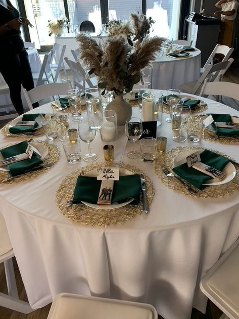 Elegant Brunch Ideas, Emerald Wedding Decor, Green Quinceanera Theme, Princess Wedding Theme, Dinner Table Set Up, Emerald Green Wedding Theme, Elegant Brunch, Hunter Green Wedding, Quinceanera Bouquet