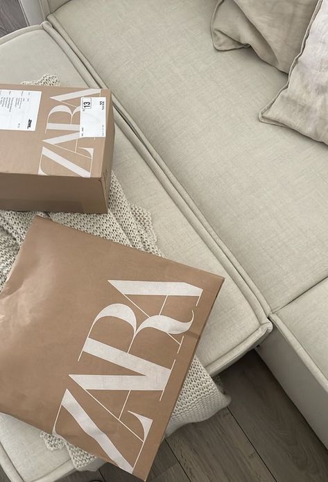 Zara Package Aesthetic, Zara Bag Aesthetic, Brand Collabs Aesthetic, Zara Core Aesthetic, Parcels Aesthetic, Zara Aesthetic Outfits, Parcel Aesthetic, Zara Packaging, Zara Core