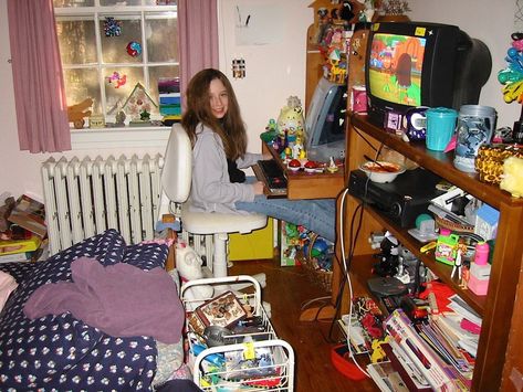 Early 2000s Bedroom, 2000s Bedroom, 2000s Room, 2000s Childhood, Vibe Aesthetic, Childhood Memories 2000, Messy Room, Ideas Hogar, Barbie Patterns