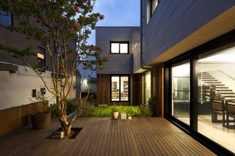 Stunning South Korean home Yongin Dongsanjae built by Lee.haan.architects around a beautiful private garden Modern Korean House Exterior, Modern Korean House, Korean House Exterior, Korean Modern House, Korean House Interior, Korean House Design, Manor House Interior, Korean House, Lake House Interior