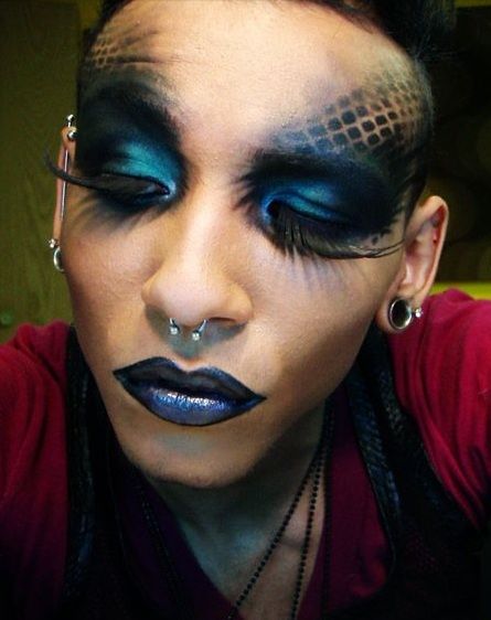 ..MAY BE  A DRAG-QUEEN MAKE -UP MALE -MODEL   ???? Sea Witch Costume, Impressive Makeup, Dragon Makeup, Halloween Makeup Look, Dark Mermaid, Drag Make-up, Avant Garde Makeup, Drag Makeup, Makeup Help