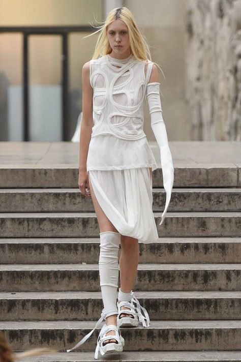 Rick Owens Spring 2018 Ready-to-Wear Collection Photos - Vogue Rick Owens Ready To Wear, White Subversive Fashion, Subversive Basics Fashion, Subversive Fashion, Space Fashion, Fashion Silhouette, Archive Fashion, Vogue Runway, Fashion Photoshoot