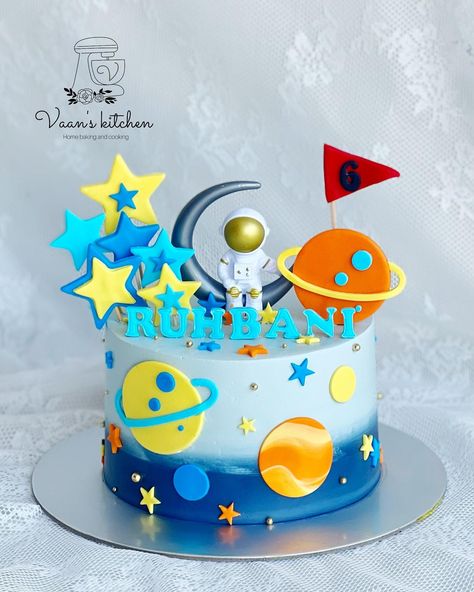 Astronaut Cake #birthdqaycakes #cupcakes #buttercreamcakes #fondantcakes #customcakes #handmadetopper #cakedecor #cakedesign #sydneycake #sydneycakes #vaanskitchen #spongecake #astronautcake #astronautcakes Space Fondant Cake, Astronaut Cake Design, Galaxy Cake Birthday, Astronaut Cake Birthday, Astronaut Theme Cake, Astronaut Birthday Cake, Space Birthday Cake, 1st Birthday Cake Designs, Astronaut Cake