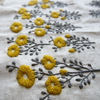 These embroidered flowers. | 33 Reasons Mustard Yellow Is The Very Best Color Yumiko Higuchi, Pola Sulam, 자수 디자인, Embroidery Inspiration, Embroidery Tutorials, Ribbon Embroidery, Hand Embroidery Designs, Diy Embroidery, Embroidery And Stitching