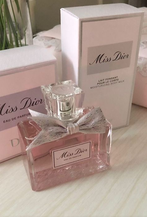 Perfume Dior, Dior Miss Dior, Dior Aesthetic, Dior Girl, Perfume Collection Fragrance, Dior Perfume, Rich Girl Aesthetic, Rich Girl Lifestyle, Perfume Scents