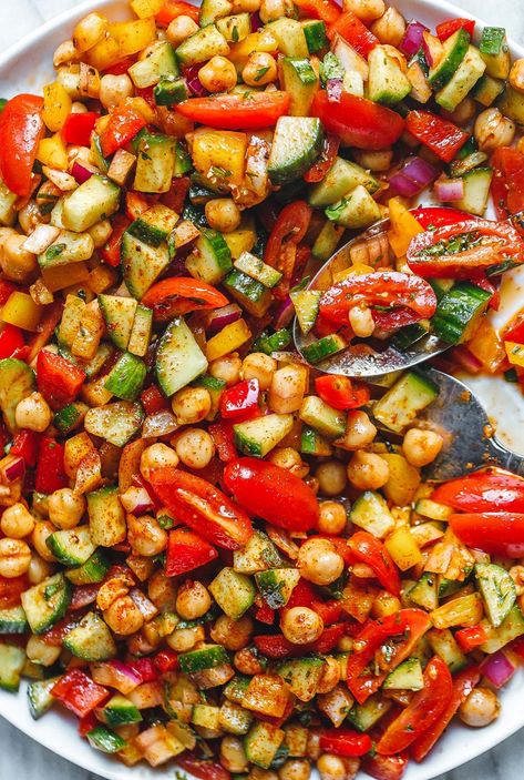 Bell Pepper Recipes: 20 Easy Bell Pepper Recipes for Healthy Dinners — Eatwell101 Meals For Big Groups, Recipes For Large Groups, Meals For Large Groups, Salad Mediterranean, Easy Vegan Meals, Mediterranean Recipe, Dishes Ideas, Mediterranean Chickpea, Mediterranean Chickpea Salad