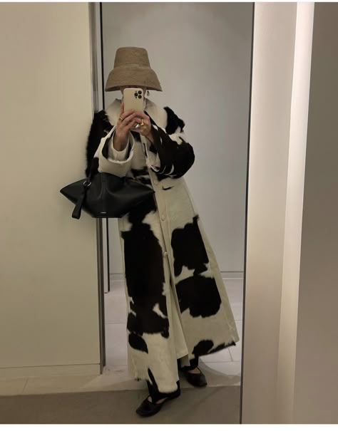 Cow Print Jacket Outfit, Cow Print Coat Outfit, Cheetah Fur Coat, Fur Coat 2023-2024, Vintage Leopard Coat, Kei Visual, Mode Inspo, Inspiration Mode, Cow Print