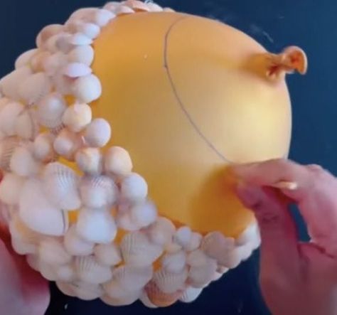 Woman uses hot glue and balloons to make the most adorable seashell flower pots Seashell Planter Ideas, Seashell Pots Planters, Sea Shell Candle Holders Diy, Seashell Flowers How To Make, Shell Gifts Diy, Diy Shell Projects, Beachy Christmas Crafts, She’ll Christmas Ornaments, Seashell Flowers Diy