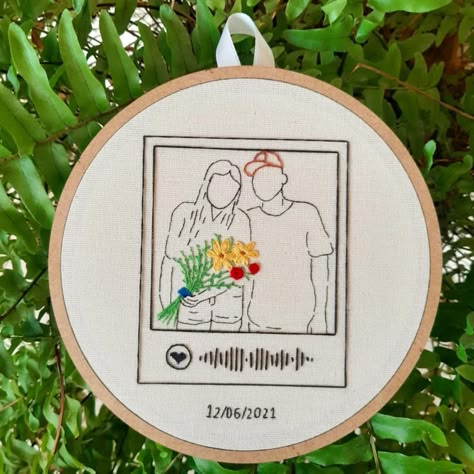 Embroidery Polaroid Frame, Polaroid Embroidery, Embroidery Couple, Couple Embroidery, Clothes Embroidery Diy, Embroidery Template, Hand Embroidery Patterns Flowers, Hand Embroidery Videos, Framed Embroidery