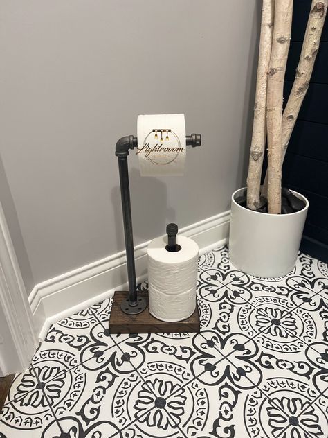 Toilet Paper Holder Industrial, Rustic Toilet Paper Holder, Farmhouse Rustic Bathroom, Modern Toilet Paper Holders, Pipe Toilet Paper Holder, Rustic Toilet, Rustic Toilet Paper Holders, Industrial Toilets, Toilet Paper Holder With Shelf