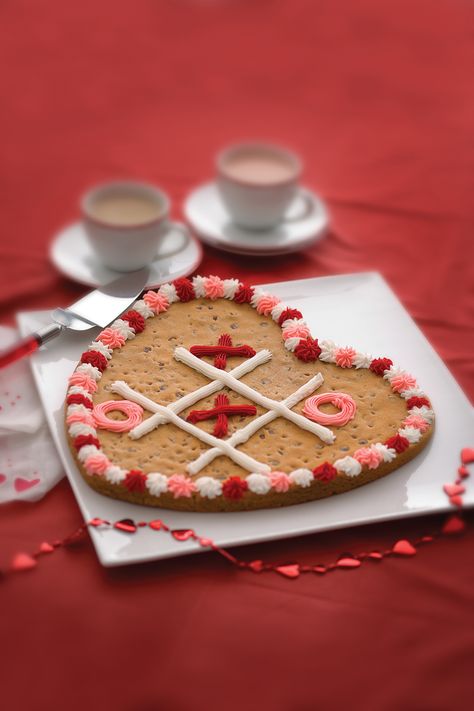 a fun game of naughts and crosses - Cookie Cake style! Valentine Cookie Cake, Cookie Heart Cake, Valentine Cookie Cake Ideas, Valentine Cookie Cakes Decorated, Cookie Cake Valentines, Cookie Cakes Valentines Day, Valentines Cookie Cake Decorating Ideas, Mini Heart Cookie Cake, Cookie Cake Valentines Day