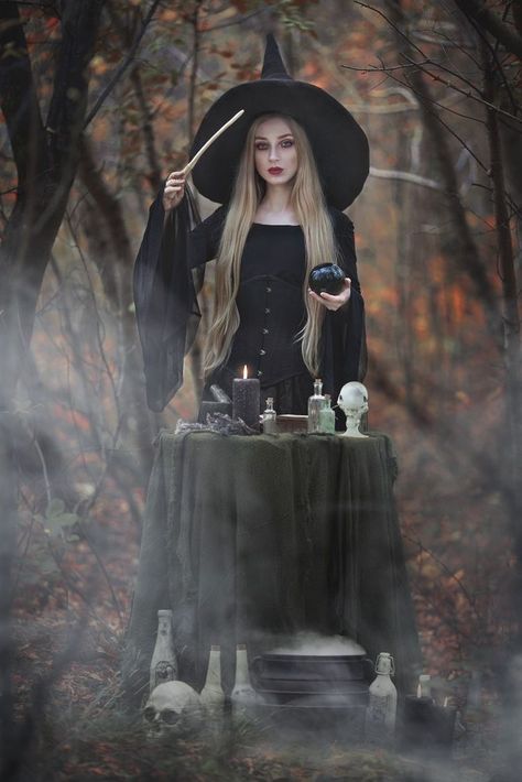 Witch Photos, Witch Pictures, Dark Beauty Photography, Fantasy Witch, Halloween Photography, Dark Witch, Beautiful Witch, Witchy Fashion, Halloween Photoshoot