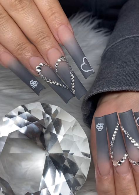 Black And Grey Coffin Acrylic Nails, Grey Nails Ideas Acrylic, Gray Black And White Nails, Grey Heart Nails, Grey Aesthetic Nails, Acrylic Nail Designs Gray, Blue Grey Nails Design, Grey Acrylic Nails Designs, Grey Nails With Design