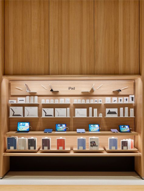 The very meticulous iPad product display from Apple in 2023 with accessories. This is the official setup as design by the Apple retail team. Lots of wood. Iphone Store Shop, Apple Store Interior, Apple Store Design, Apple Display, Ipad Display, Apple Office, Store Display Design, Apple Shop, Laptop Display