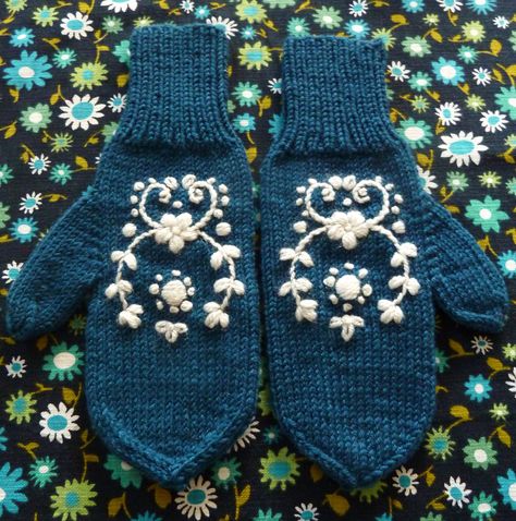 Mittens With Embroidery, Embroidery On Mittens, Embroidery Mittens, Mittens Embroidery, Gloves Embroidery, Embroidered Knitting, Embroidered Mittens, Hand Knit Mittens, Knitted Mittens