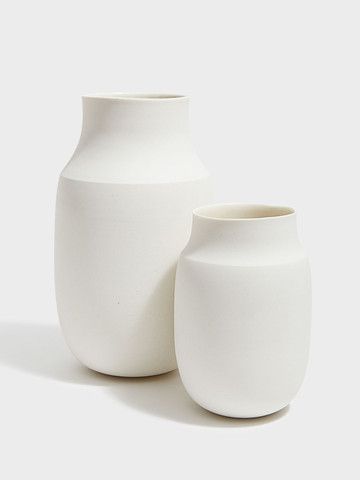 a quarterly delivery of elevated essentials for design enthusiasts @ minimalism.co ••• Porcelain Vase by Lilith Rockett | DARA Artisans Concrete Vases, Keramik Design, Porcelain Jewelry, Porcelain Art, Diy Vase, Crystal Vase, Modern Vase, Vase Centerpieces, White Vases