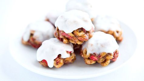 Great for on-the-go, a batch of these easy little one-bite cereal snacks can be made before you run out the door. And the best part it, you’ll have enough for tomorrow, too. Crunchy cereal, creamy almond butter, freeze-dried strawberries and a Greek Yogurt topping all come together in these yummy little breakfast bites. Cereal Bites, Milk And Strawberry, Strawberry Cereal, Cereal Bars Recipes, Breakfast Like A King, Freezing Strawberries, Greek Yogurt Toppings, Sweet Toast, Quinoa Bites