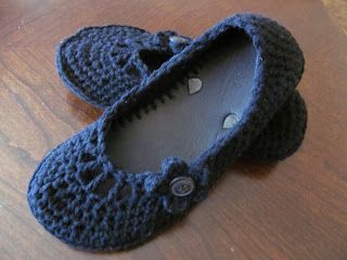 Crocheted Slippers, Frames Ideas, Crochet Flats, Heart Craft, Boot Cuff, Sew Simple, Crochet Goodies, Crochet Booties, Crochet Socks